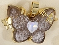 Colgante mariposa dorada con alas de fibra marrón y detalle de piedra de corazón - Gris