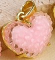 Pendentif cœur en résine rose avec texture facettée et sertissage à griffes doré - Rose