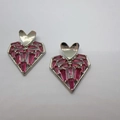 Luxe magenta zirkoon hartvormige oorbellen met zilveren metalen basis op witte achtergrond - Zilver