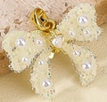 Colgante de lazo dorado con perlas blancas y una circonita en forma de corazón central - Blanco Marfil Lazo