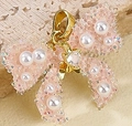 Colgante de lazo rosa con circonitas pavé y perlas blancas para collares DIY - Lazo Rosa