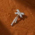 Elegante ciondolo a fiocco d'argento con nappe in zircone su sfondo strutturato - Nappa a Fiocco (2) / Argento