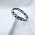Bracelet italien en acier inoxydable avec plumes dorées sur un fond de fourrure blanche - Style Plume Or Argent