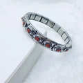 Vintage-Armband aus Edelstahl mit rotem ovalem Korallenstein und floraler Gravur - Roter Korallenimitat-Stil (1)