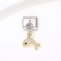 Vue macro du pendentif dauphin doré serti de zircons pour bracelet à breloques italien - Style Dauphin Doré (8)