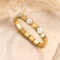 Pulsera elástica dorada de acero inoxidable con tres flores blancas y pequeños cristales - Estilo de Trébol de Cinco Hojas con Concha Blanca / Dorado