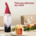 Vue détaillée d'un couvre-bouteille gnome de Noël avec chapeau rouge et barbe blanche - Rouge