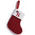Rote gestrickte Weihnachtssocke mit weißem Rand, Buchstabe S und kleiner Nikolausmütze - S