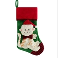 Groene pluche kerstsok met een 3D-kat met rode kerstmuts en een geruite strik - Kattenstijl (ML-H657A)