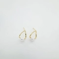 Elegante goldene geometrische Wassertropfen-Ohrstecker mit weißem Perlendetail auf Weiß - Gold