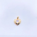 Makroaufnahme von Herzanhänger mit weißer Muschel und bunten Zirkonia-Steinen - 18K Goldton Zirkonia Weiße Muschel