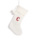 Crèmekleurige gebreide kerstsok met grote rode letter C en decoratieve witte pompons - Witte Letter C