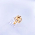 Dettaglio macro dell'anello a fiore placcato oro con zirconi su espositore - Anello Placcato Oro 18K