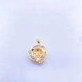 Dettaglio macro del ciondolo a vortice placcato oro con diamanti T e motivo floreale - Pendante Placcato Oro 18K