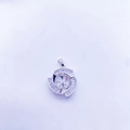Dettaglio macro di un ciondolo a fiore argento con cristalli baguette e base centrale - Oro Bianco