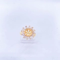 Macro detail van vergulde bloemring basis met baguette geslepen zirkonia accenten - 18K Vergulde Ring / Verstelbare Lege Montage (Zonder Parel)