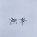 Vista detallada de pendientes de araña con piedras verdes y acabado en metal gris oscuro - Pendientes Estilo Araña / Poste de Pendiente Negro de Pistola (Sin Perla)