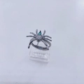 Detalle de anillo de araña gótica con gema verde y circonitas blancas brillantes - Anillo Estilo Araña / Anillo Negro de Pistola (Sin Perla)