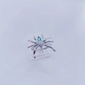 Detalle macro de un anillo de araña con piedra verde pera y cristales transparentes - Base de Anillo Oro Blanco (Sin Perla)