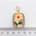 Pendente barocco in smalto a olio con perla di conchiglia e zirconi su sfondo bianco puro - Girasole Giallo (Madreperla + Perla)