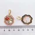 Pendaglio in perla barocca con rosa in smalto rosa e zirconi su un righello - Rosa Rossa (Madreperla + Perla)