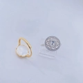 Nahaufnahme von goldenem Muschelring und silbernem Ring mit Blumenmuster-Design - Open Ring (No Pearls) / Weißgold