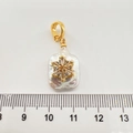 Nahaufnahme von Barockperlenanhänger mit goldener Schneeflocke und Skalenlineal zur Größe - Sechseckige Schneeflocke