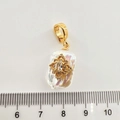 Detailansicht eines Barockperlenanhängers mit Goldblume und Zirkon, ca. 20 mm Größe - Vollbesetzter Rhombus