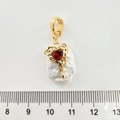 Detailmaße des Barockperlenanhängers mit rotem Herz-Edelstein und goldener Verzierung - Rotes Herz