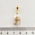 Barockperlenanhänger mit Goldkreuz und Kristallen auf einem Lineal zur Größendarstellung - Vollbesetztes Kreuz