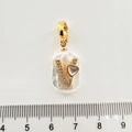 Makro-Detail des Barockperlen-Anhängers mit goldener Zirkon-V-Initial und kleinem Herz - Herzmuschel V