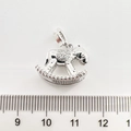Pendentif cheval à bascule argenté avec zircons et règle indiquant 2cm de largeur - Cheval Or Blanc
