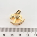 Détail du pendentif cheval à bascule doré avec incrustations de zircon et règle - Cheval Or 18K
