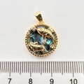 Makroansicht eines 25mm Gold-Fische-Anhängers mit schillerndem Abalone-Muschel-Inlay - Fische Abalone-Schale