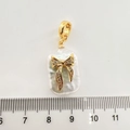 Detail von Barockperlenanhänger mit goldener Schleife und Zirkonia zeigt 2,5 cm Größe - Schleife