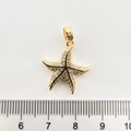 Détail d'un pendentif étoile de mer plaqué or avec zircons blancs et une règle - Grande Étoile de Mer / Or 18K