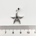 Détail du pendentif étoile de mer avec cristaux blancs et règle pour la mesure - Grande Étoile de Mer / Or blanc