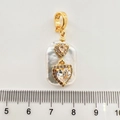Makroaufnahme von Barockperlenanhänger mit Herz-Kristallcharms und goldenem Verschluss - Doppelherz