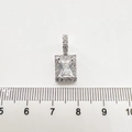 Makroansicht des silbernen geometrischen Anhängers mit Zirkon und Maßstab zur Größe - Rechteckiger Anhänger Ohne Kette / Weißgold