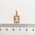 Detailansicht eines goldener Anhängers mit Smaragdschliff-Zirkonia und Maßen - Rechteckiger Anhänger Ohne Kette / 18K-Gold
