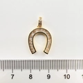 Pendentif fer à cheval doré avec cristaux baguette et règle de mesure de taille - Fer à Cheval / Or 18K