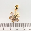 Vue macro d'un pendentif fleur doré avec pétales en zircon mauve et règle graduée - Marguerite en Zircon Violet Or 18K