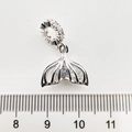 Gros plan d'un pendentif queue de sirène en argent avec zircons et règle de mesure - Queue de Poisson Or Blanc