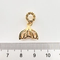 Détail du pendentif queue de poisson doré avec pierres et mesure sur règle - Queue de Poisson Or 18K