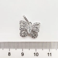 Vue détaillée du pendentif papillon avec oxydes de zirconium et pierre centrale marquise - Or Blanc Papillon