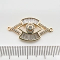 Makroansicht der 14K vergoldeten Evil-Eye-Schmuckverbinder mit funkelnden Zirkoniasteinen - Auge