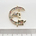 Makroansicht von 14K Gold Mondfee-Anhänger mit bunten Zirkonia und Doppelschleifen - Engel Mond Bunter Zirkonia