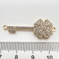 Λεπτομέρεια μενταγιόν κλειδί τριφύλλι 14K με ζιργκόν και χάρακα μέτρησης μεγέθους - Κλειδί Λευκό Ζιργκόν