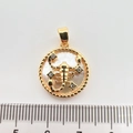 Detailansicht Skorpion-Anhänger in Gold mit Perlmutteinlage und Zirkonia-Akzenten - Skorpion Weißes Perlmutt