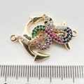 Λεπτομέρεια από επιχρυσωμένο μενταγιόν 14K με άγκυρα, φίδι και πολύχρωμα ζιργκόν - Φίδι Πολύχρωμο Ζιργκόν